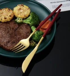 Merkloos Bestekset - 24 Delig Bestekset - 6 Personen - Rood/Goud - Tafellepels/Tafelmessen/Tafelvorken/Koffielepels - Roestvrij Staal -AMEFA Winkel 1104x1200