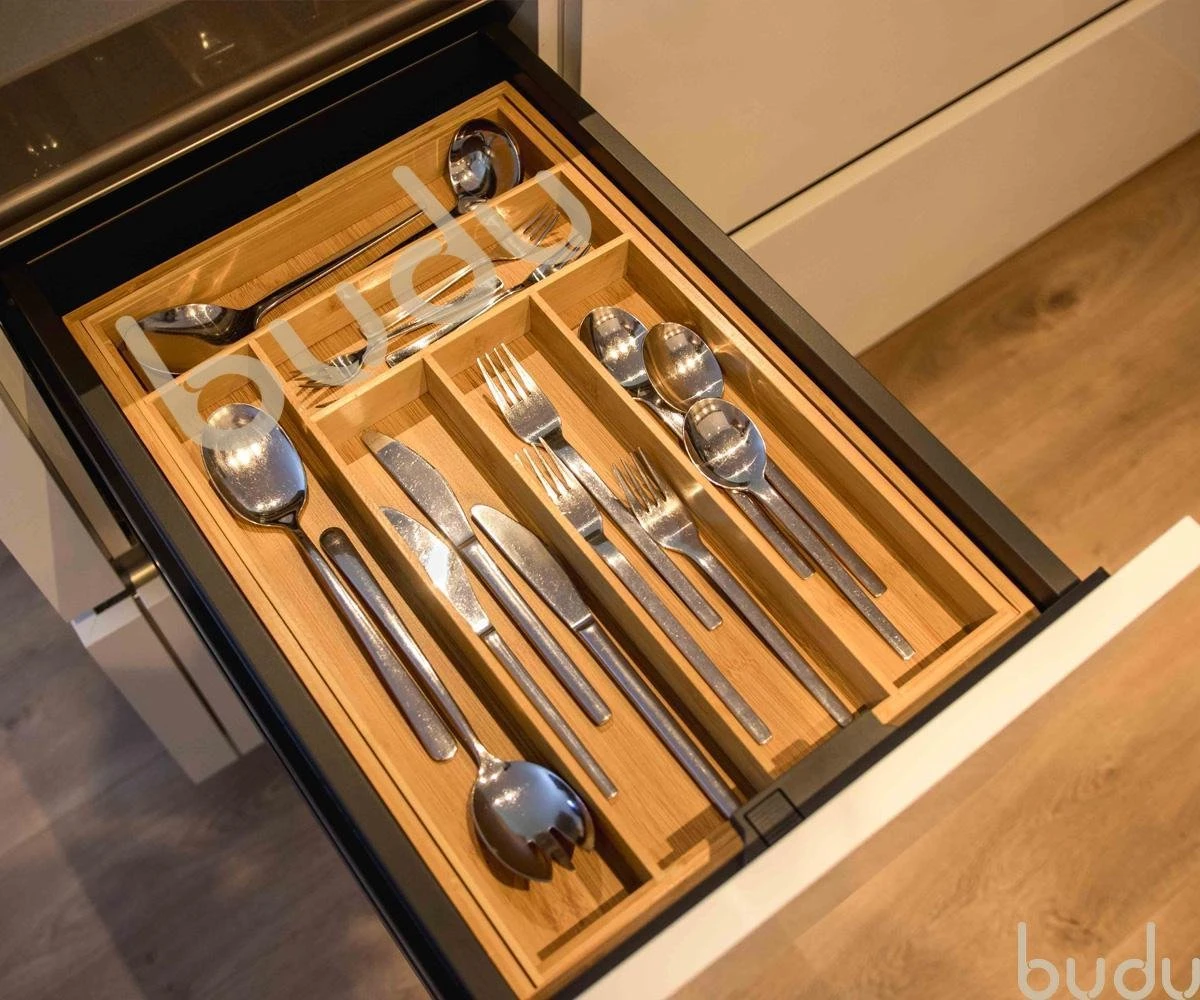 Budu Uitschuifbare Bamboe Bestekbak #45 (45 Cm Diep) - Bestekcassette Hout - Besteklade - 45 X 30,6 - 50 Cm - 6/8 Vakken 7 Budu Uitschuifbare Bamboe Bestekbak #45 (45 Cm Diep) - Bestekcassette Hout - Besteklade - 45 X 30,6 - 50 Cm - 6/8 Vakken - Afbeelding 7