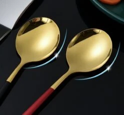 Merkloos Bestekset - 24 Delig Bestekset - 6 Personen - Rood/Goud - Tafellepels/Tafelmessen/Tafelvorken/Koffielepels - Roestvrij Staal -AMEFA Winkel 1200x1111