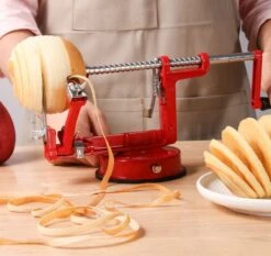 3-In-1 Appelmachine Rood - Appelboor, Appelschiller En Appelsnijder - Fruitsnijder - Groentesnijder - Klokhuis Verwijderaar - Fruitmachine - Keukenapparaat -AMEFA Winkel 1200x1134 1
