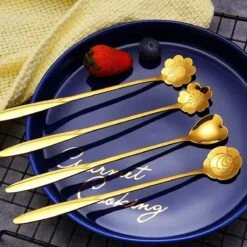 Fako Bijoux® - 4 Lange Lepels Bloem Motief - Latte Macchiato - Longdrink - Cocktail - Dessert - IJs - Koffie - Goud - 4 Stuks - Bewaarzakje -AMEFA Winkel 1200x1200 229