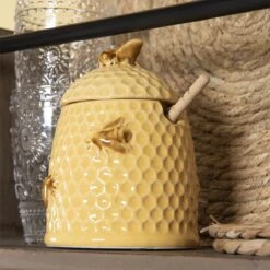 Clayre & Eef Honingpot Met Lepel Ø 11x14 Cm Geel Keramiek Rond Bijen Voorraadpot Deksel Bewaarpot Opbergpot 8 Clayre & Eef Honingpot Met Lepel Ø 11x14 Cm Geel Keramiek Rond Bijen Voorraadpot Deksel Bewaarpot Opbergpot -AMEFA Winkel 1200x1200 268