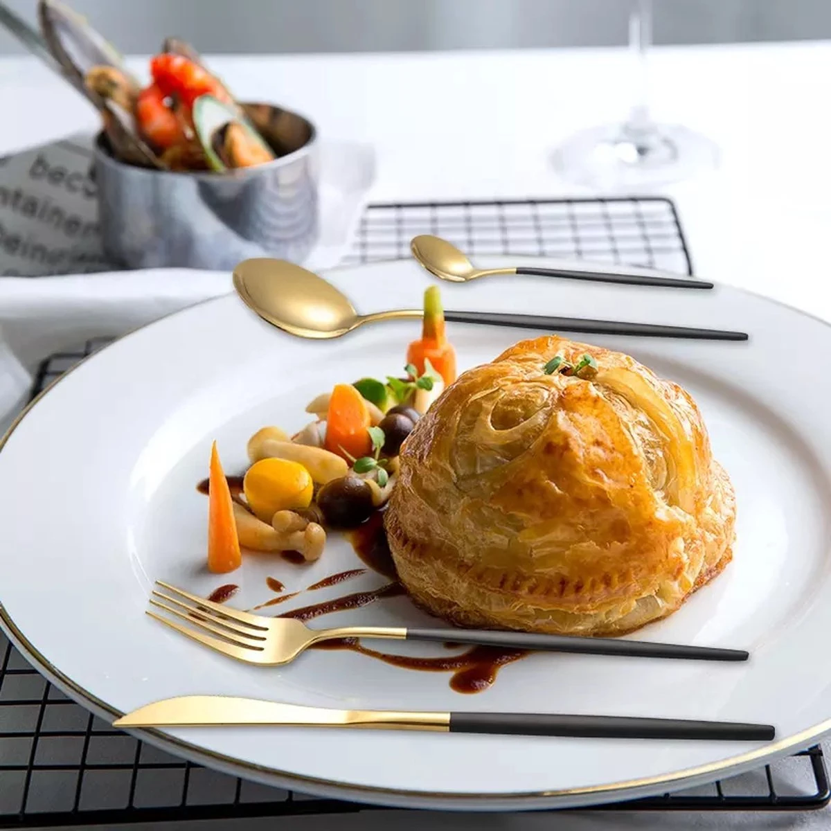 Timmers Trading Bestekset 6 Persoons - Gouden Bestek - Bestekset Goud 24 Delig - Vaatwasserbestendig 3 Timmers Trading Bestekset 6 Persoons - Gouden Bestek - Bestekset Goud 24 Delig - Vaatwasserbestendig - Afbeelding 3