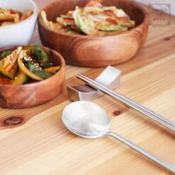 House Of Husk 1 Persoons Chopstick Lepel Set - 1 Paar Metalen Koreaanse Eetstokjes - Inclusief Eetlepel En Houder - RVS - Metaal - Eetstokjes - Koreaans - Vaatwasserbestendig - Sushi Chopsticks - Noodles - Zilver -AMEFA Winkel 1200x1200 525