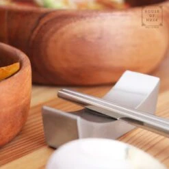 House Of Husk 1 Persoons Chopstick Lepel Set - 1 Paar Metalen Koreaanse Eetstokjes - Inclusief Eetlepel En Houder - RVS - Metaal - Eetstokjes - Koreaans - Vaatwasserbestendig - Sushi Chopsticks - Noodles - Zilver -AMEFA Winkel 1200x1200 527