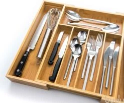 Budu Uitschuifbare Bamboe Bestekbak #38 (38 Cm Diep) - Bestekcassette Hout - Besteklade - 38 X 29,5 - 47,8 Cm - 5/7 Vakken 12 Budu Uitschuifbare Bamboe Bestekbak #38 (38 Cm Diep) - Bestekcassette Hout - Besteklade - 38 X 29,5 - 47,8 Cm - 5/7 Vakken -AMEFA Winkel 1200x990