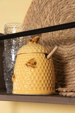 Clayre & Eef Honingpot Met Lepel Ø 11x14 Cm Geel Keramiek Rond Bijen Voorraadpot Deksel Bewaarpot Opbergpot 7 Clayre & Eef Honingpot Met Lepel Ø 11x14 Cm Geel Keramiek Rond Bijen Voorraadpot Deksel Bewaarpot Opbergpot -AMEFA Winkel 801x1200